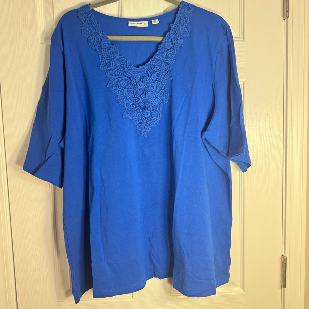 NWOT. Susan Graver v-neck tee size 3X with floral lace design. Blue top